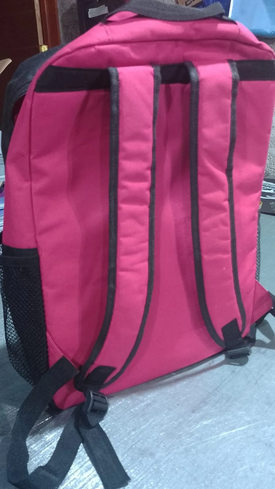 Mochila escolar rosa y negra al mayoreo, vista frontal
