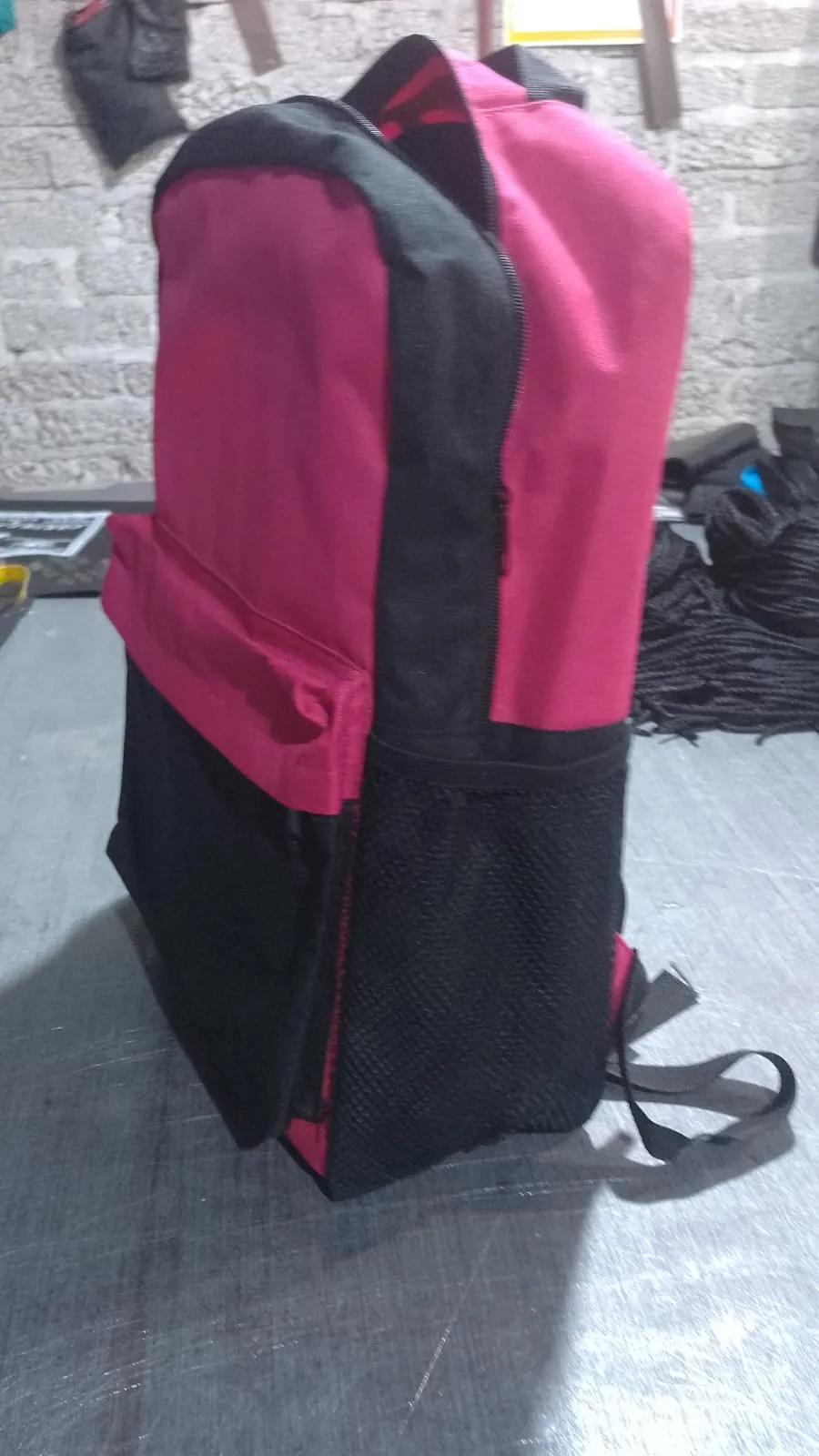 Mochila escolar rosa y negra al mayoreo, vista lateral